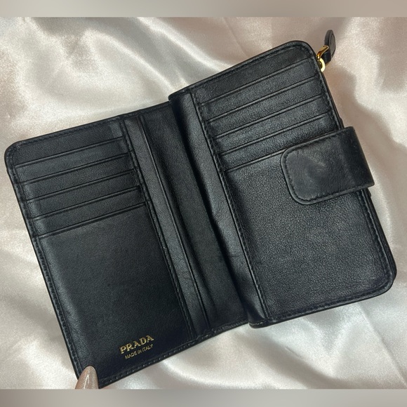 RARE Prada Black Vitello Move Compact Wallet - Picture 6 of 8
